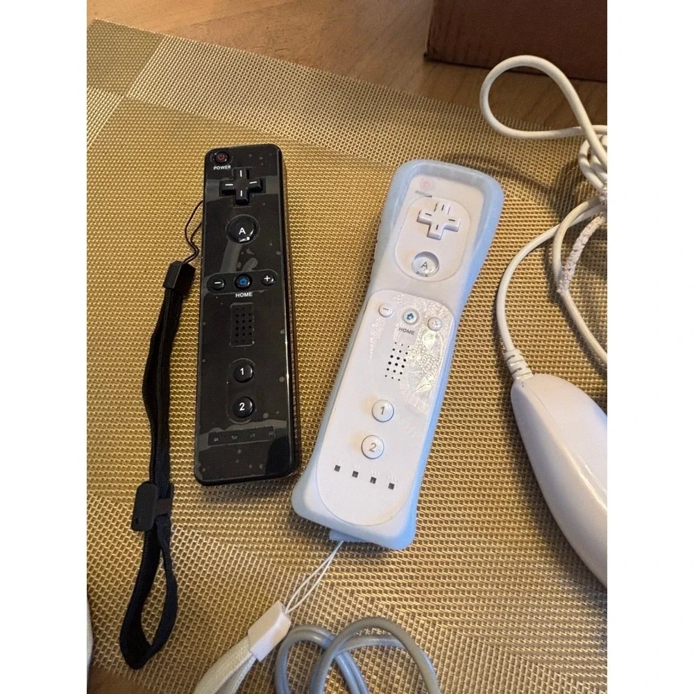 Nintendo Wii console bundle 2 remotes 2 Nunchucks AV cables and mario kart